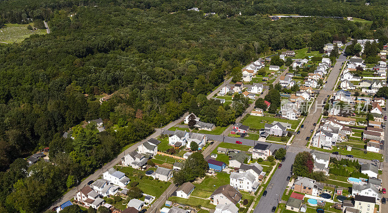 宾夕法尼亚州波科诺斯的历史小镇吉姆·索普(Jim Thorpe)的住宅区鸟瞰图。